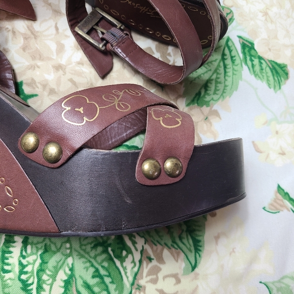 Betsey Johnson vintage y2k boho gold floral painted wood platform wedge sandals! - Picture 5 of 16